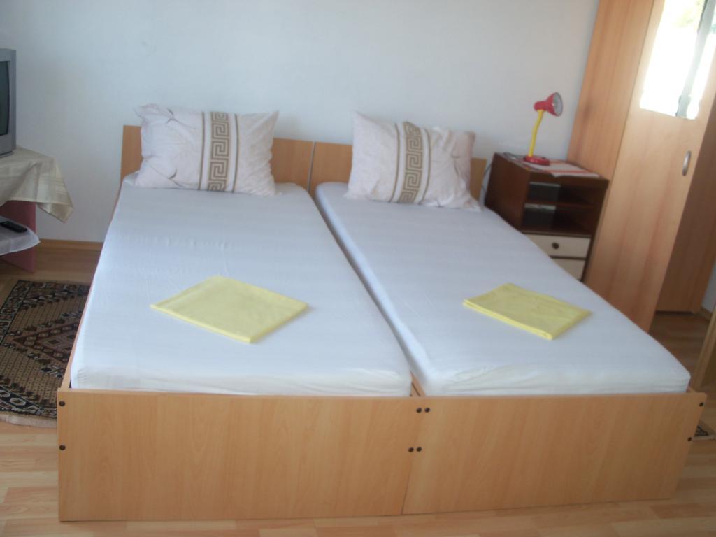 Apartments Radonic ฮวาร์ ภายนอก รูปภาพ