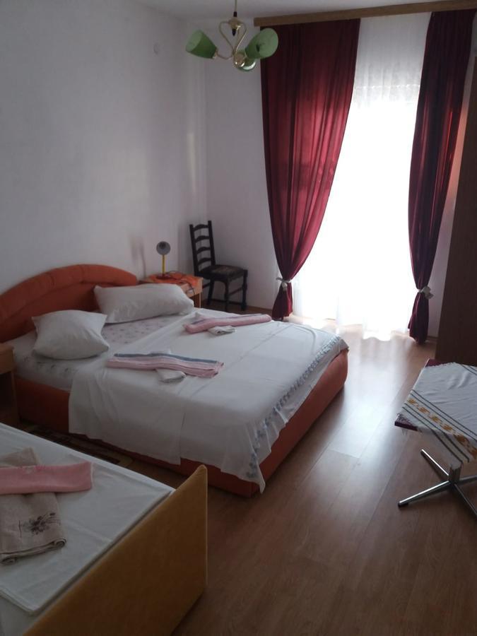 Apartments Radonic ฮวาร์ ภายนอก รูปภาพ